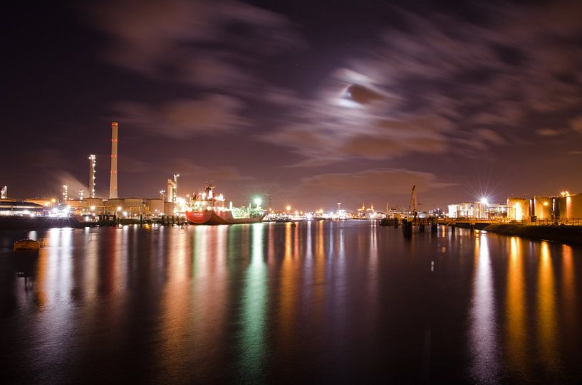 Nachtzicht tweede petroleumhaven van Remco Swiers
