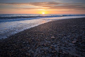 Kiezelstrand aan de Noordzee bij zonsondergang van Leinemeister