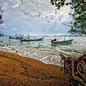 dunkle Wolken über Fischerbooten am Strand von Koh Samui, Thailand von Riekus Reinders