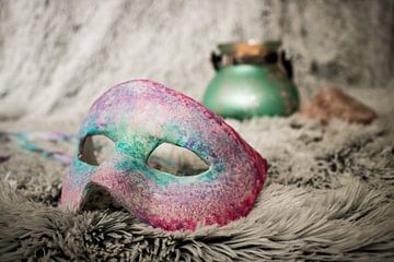 Gekleurd masker van Iris van der Veen