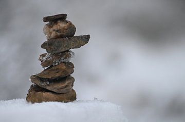 De steenstapel in de sneeuw van de Hoge Venen van Fotografie Schnabel