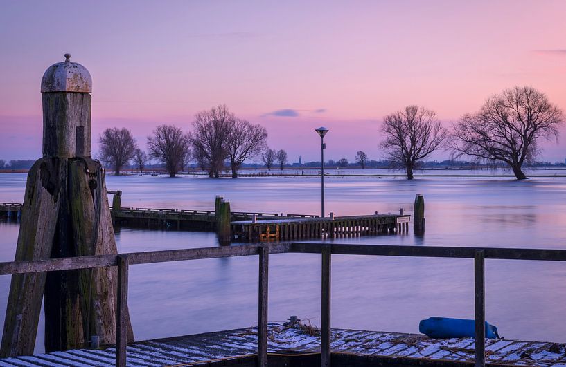hoog water bij zonsondergang van Angela Dijkman