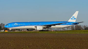 KLM Boeing 777-300 passagiersvliegtuig. van Jaap van den Berg