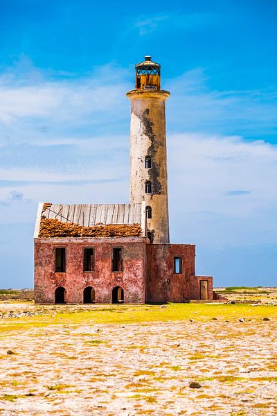 de kleurrijke verlaten vuurtoren op klein Curacao par Heleen Pennings