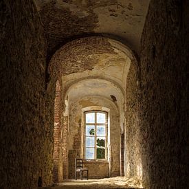 Chaise solitaire et abandonnée dans un monastère sur Iwan Bronkhorst