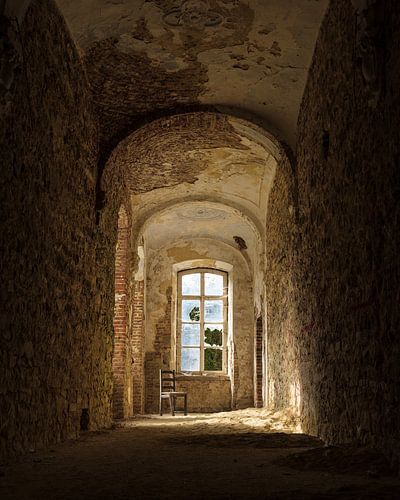 Chaise solitaire et abandonnée dans un monastère sur Iwan Bronkhorst