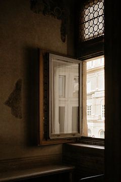 Window | Travel photography print Rome Italy Art Print van Chriske Heus van Barneveld
