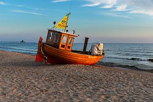 Fischkutter am Strand von Ahlbeck von Markus Lange