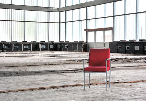 Chaise rouge dans la Hyparschale