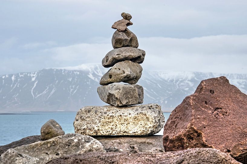 Un cairn de sept pierres à Reykjavik par Frans Blok