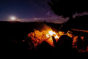 Nuit atmosphérique au feu de camp