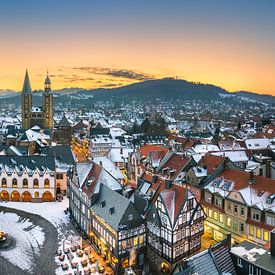 Winterliches Sonnenuntergangspanorama von Goslar, Deutschland von Michael Abid
