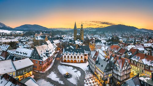 Winterliches Sonnenuntergangspanorama von Goslar, Deutschland von Michael Abid
