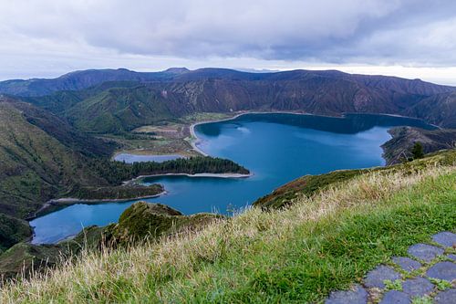 Het groenblauwe kratermeer Lagoa do Fogo op São Miguel, Azoren, Portugal 