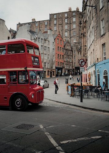 Schottischer roter Bus auf den Straßen von Edinburgh