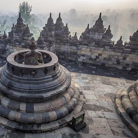 De Borobudur op Java bij zonsopkomst. van Claudio Duarte
