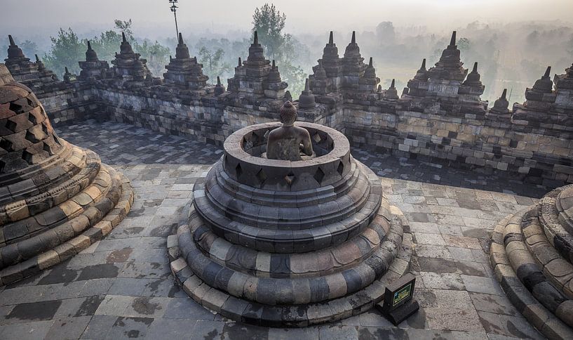 De Borobudur op Java bij zonsopkomst. van Claudio Duarte