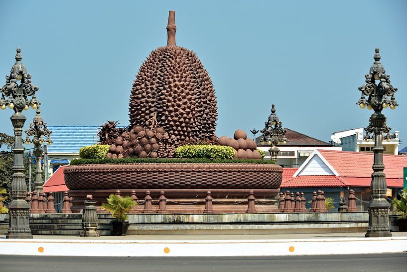 Statue géante de durian à Kampot par Frank Photos