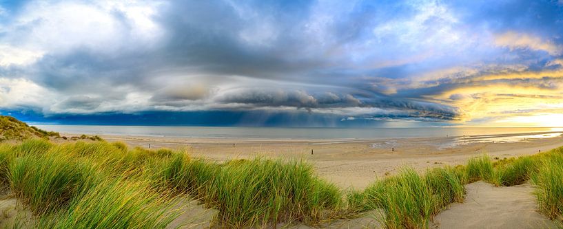Zonsopgang in de duinen van het eiland Texel met een stormwolk boven de Waddenzee van Sjoerd van der Wal Fotografie