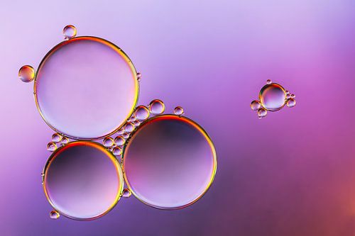 Druppels olie op water