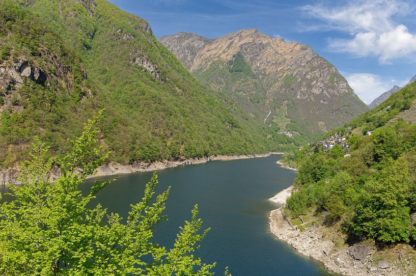 Lago di Vogorno in de Verzasca Vallei,Canton Ticino van Peter Eckert