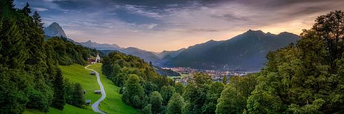 Alpenpanorama met Garmisch Partenkirchen bij zonsondergang