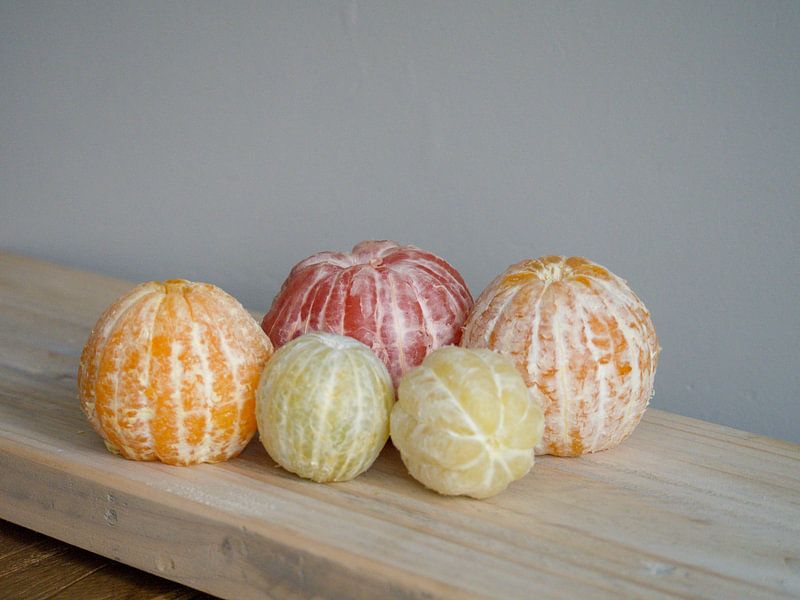 Variation über Obststilleben mit geschälten Zitrusfrüchten. von Evelien Brouwer