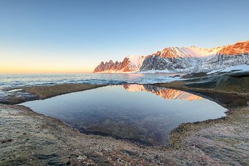 Coucher du soleil sur l'intervalle de montagne d'Okshornan en Norvège nordique dans le winte sur Sjoerd van der Wal Photographie
