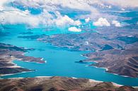 Het Yamdrokmeer gezien vanuit de lucht, Tibet van Rietje Bulthuis thumbnail