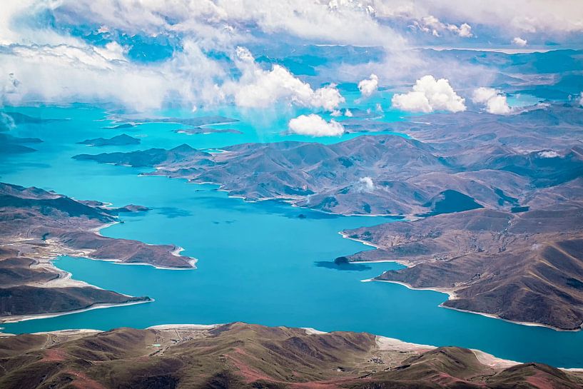 Het Yamdrokmeer gezien vanuit de lucht, Tibet van Rietje Bulthuis