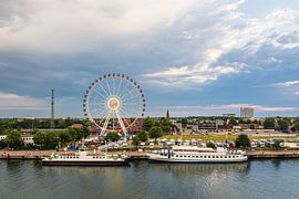 Reuzenrad en vuurtoren aan de Oostzeekust in Warnemünde van Rico Ködder