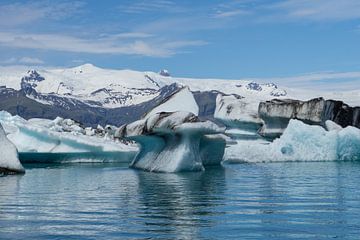 Island - Vatnajoekull-Gletscher hinter der Lagune Joekulsarlon mit Eisbergen von adventure-photos