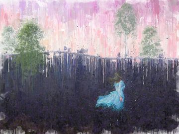 Frau in blauem Kleid in der blühenden Heide