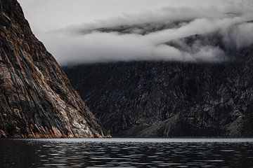 Wolken in een dramatisch fjord in Groenland