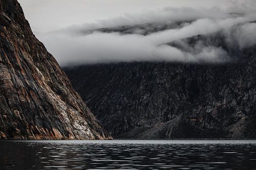 Nuages dans un fjord spectaculaire au Groenland sur Martijn Smeets