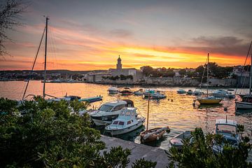 Haven en boten van de stad Krk, in de zonsondergang van Fotos by Jan Wehnert