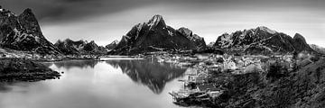 Vissersdorp aan de fjord in Noorwegen in zwart en wit . van Manfred Voss, Zwart-Wit Fotografie