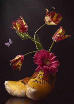 Bloemnstilleven Flora Holland met klompen en Tulpen van Sander Van Laar