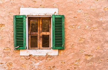 Oude mediterrane open vensterluiken en muur achtergrond van Alex Winter