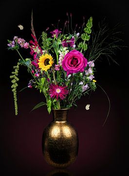 Stilleven bloemen in een vaas: "Vrolijk roze" van Marjolein van Middelkoop