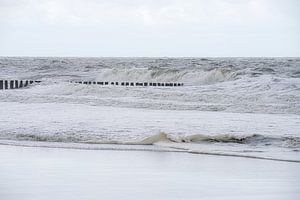 Leichte Meereslandschaft: Wellenbrecher verschwinden in den Wellen