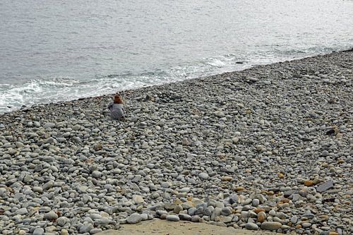 Kilkee Beach is een stenen strand in het dorp Kilkee.