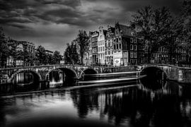 Die berühmten Brücken an der Keizersgracht - artsy Version schwarz-weiß von ahafineartimages