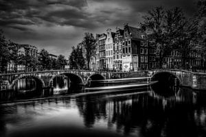 Deux ponts sur le Keizersgracht à l'heure bleue - 02 sur ahafineartimages