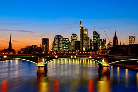 Die Skyline von Frankfurt bei Nacht – Licht und Spiegelungen von Yves Hameleers