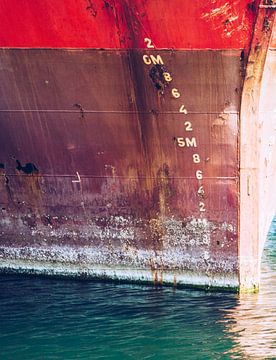 Een verweerd schip in de haven van scheepskijkerhavenfotografie