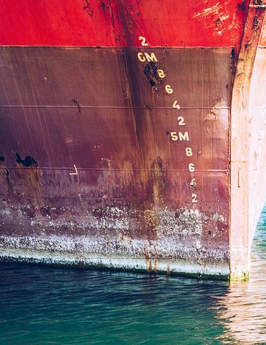 Een verweerd schip in de haven
