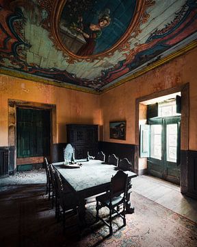 Le silence règne à table. sur Roman Robroek - Photos de bâtiments abandonnés
