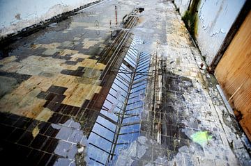 Aabe fabriek Tilburg,  reflectie van het glazen dak op de natte vloer. van Blond Beeld