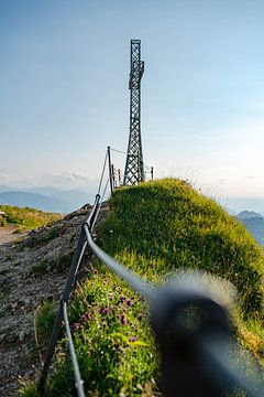 Gipfelkreuz des Hochgrats und dem Säntis im Hintergrund von Leo Schindzielorz
